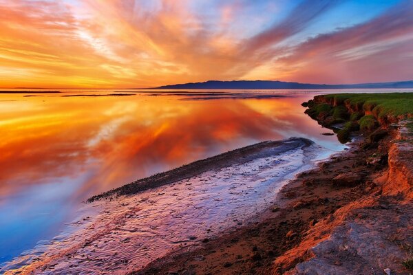 La superficie del lago en el fondo de una puesta de sol muy hermosa