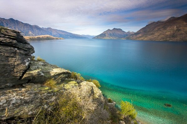 Belo Lago Azul cercado por rochas