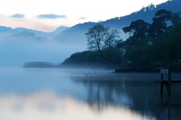 Lago azul. Tiempo brumoso