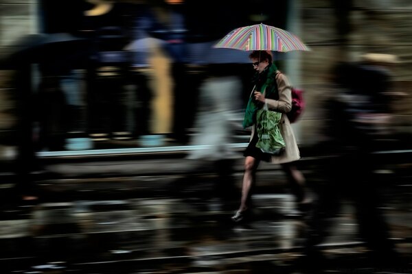 Está a chover lá fora. Está tudo desfocado na chuva.