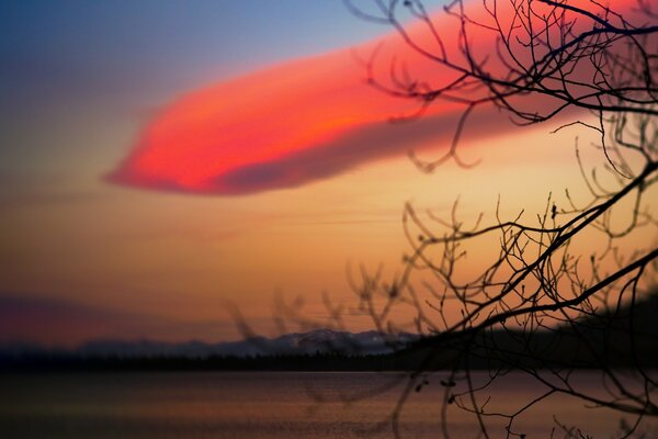 Coucher de soleil inhabituel dans une soirée sombre