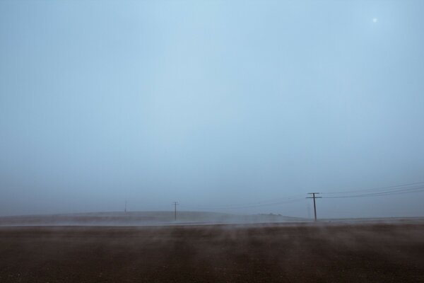 Paysage brumeux, ciel gris automne