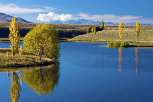 Conto de fadas lago na planície e vista para a montanha