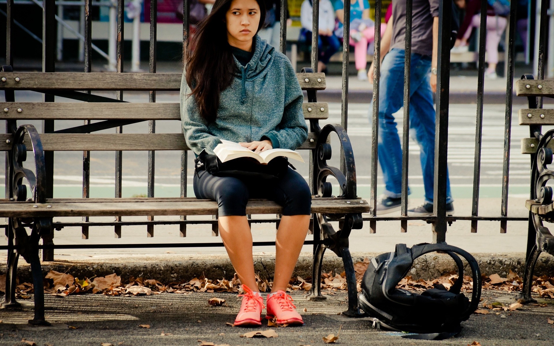 autunno donna panchina strada sedersi all aperto adulto urbano giovane ragazza bambino ritratto città uno uomo