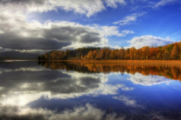 O outono reflete-se no lago