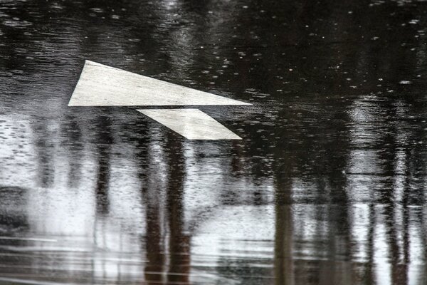 Papierflieger auf dem Wasser