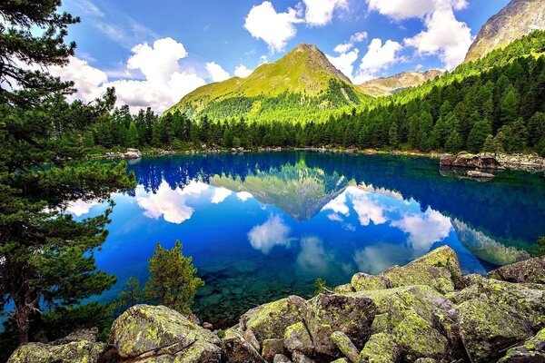 Landschaft des Berges am See