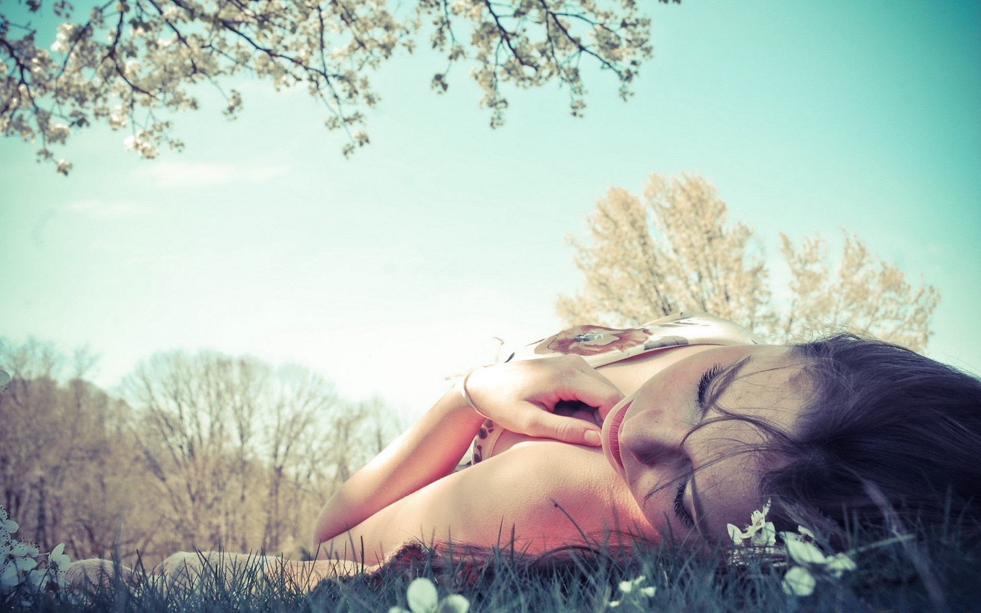 printemps fille nature belle femme ciel portrait arbre herbe parc été soleil détente fleur jeune modèle à l extérieur champ beau temps un