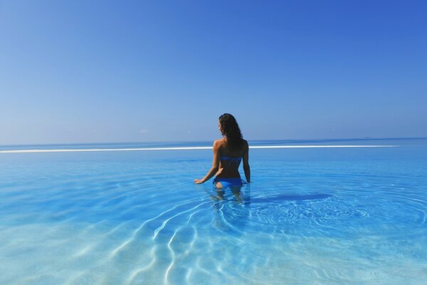 Femme en vacances-baignade dans l océan Pacifique