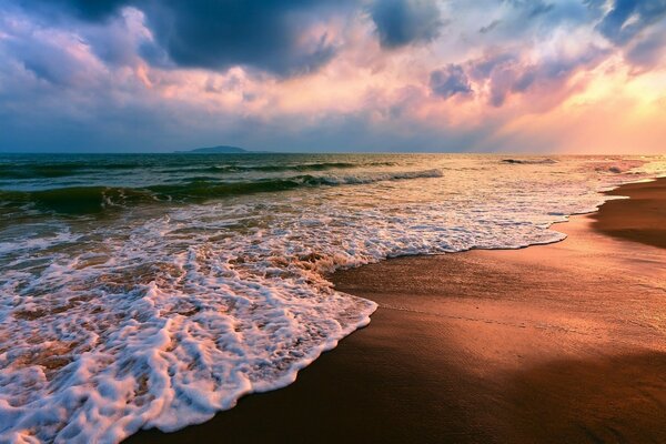 Закат на песочном берегу океана