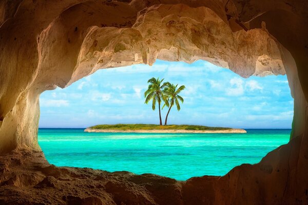 Blick von der Grotte auf eine tropische Insel
