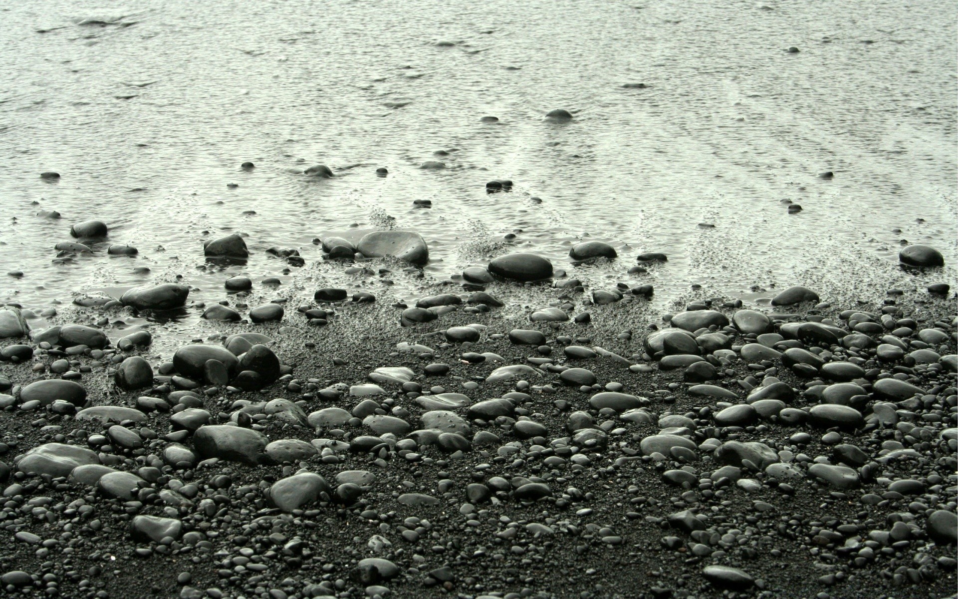 lago spiaggia acqua sabbia monocromatico pietra mare mare natura roccia oceano bagnato all aperto riva liscio desktop ghiaia viaggi struttura