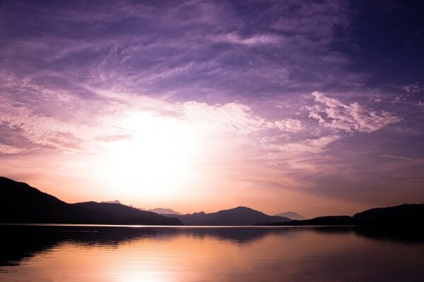 SONNENUNTERGANG ÜBER DER WASSEROBERFLÄCHE