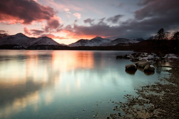 Lago tramonto sulle splendide montagne