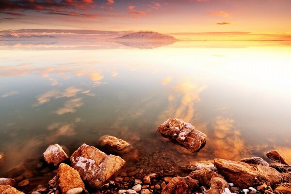 AS NUVENS REFLETEM-SE NA SUPERFÍCIE DA ÁGUA