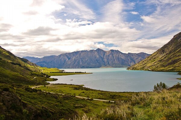 Increíble paisaje de lago en las montañas