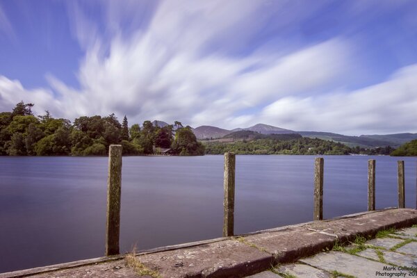 Hermoso paisaje y el reflejo de las nubes en el río