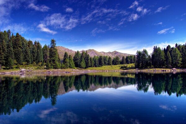 Ciel bleu et lac parmi les montagnes