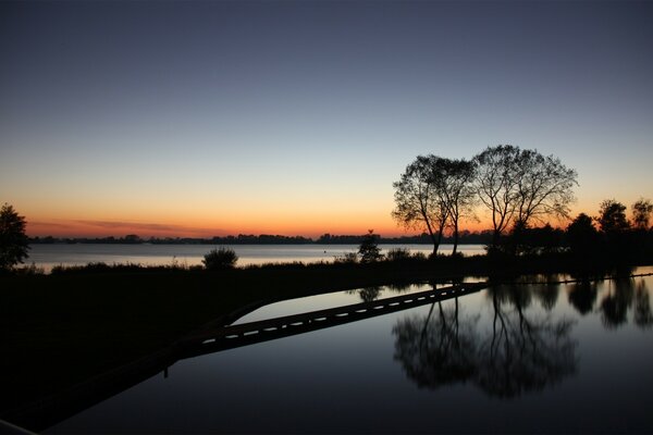 Amanhecer e pôr do sol refletindo no lago