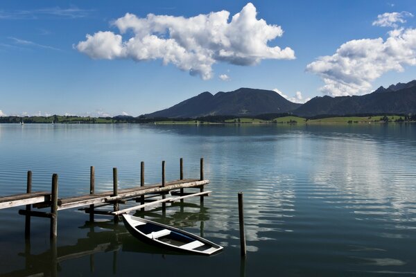 Naturlandschaft mit Boot auf dem Wasser