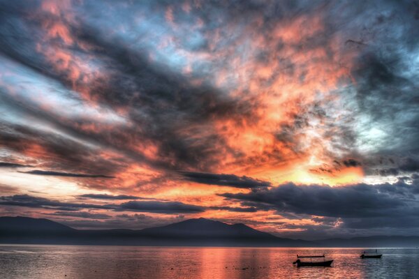 Specchio del lago alba