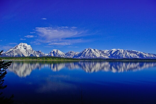 Paysage naturel avec ciel bleu et montagnes