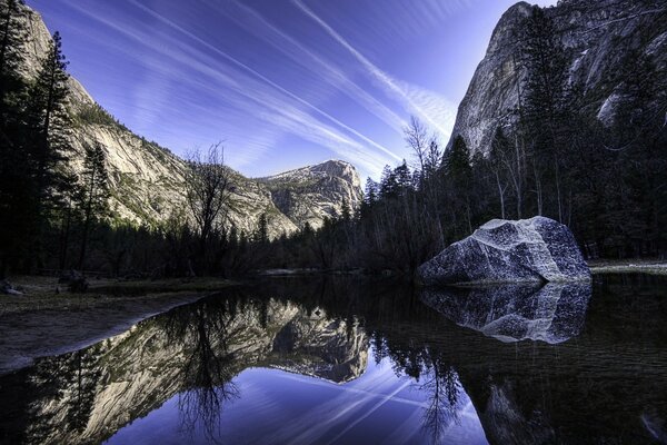 Vista surreal do lago com montanhas e floresta