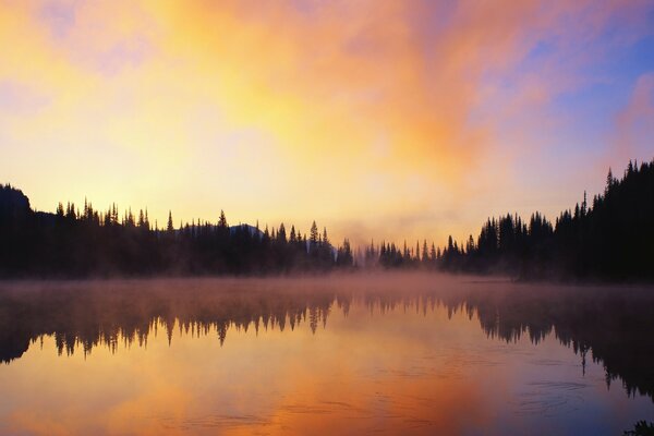 Llama brillante del amanecer sobre las aguas