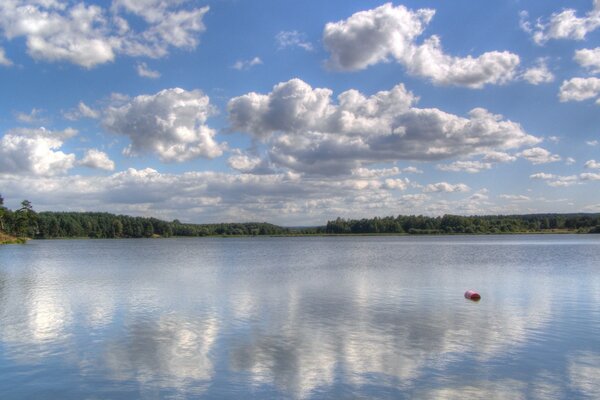 Wolken am Himmel. Spiegelung des Himmels im See. Schöne Landschaft