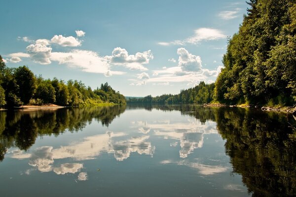 Nuages dans la surface miroir de l eau