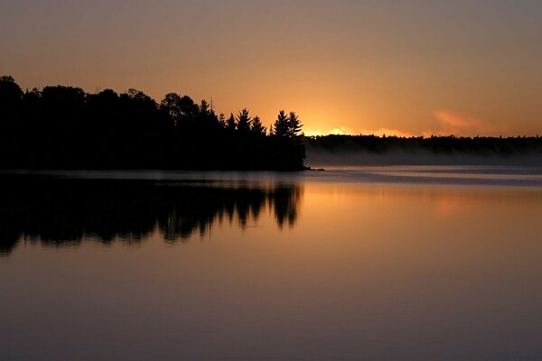 Coucher de soleil du soir et l aube sur les eaux du lac