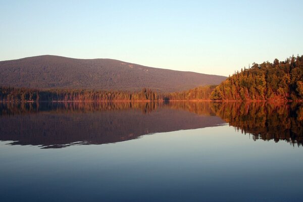 Reflet du paysage dans les eaux calmes