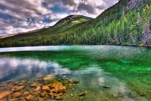 SEE MIT KLAREM WASSER ZWISCHEN DEN HÜGELN