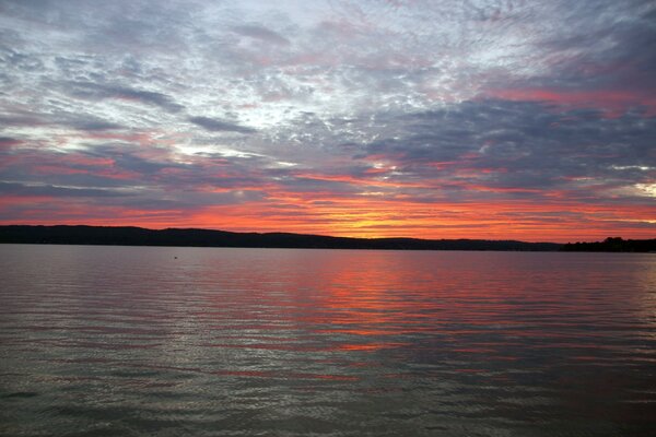 O PÔR-DO-SOL ENVOLVE O LAGO