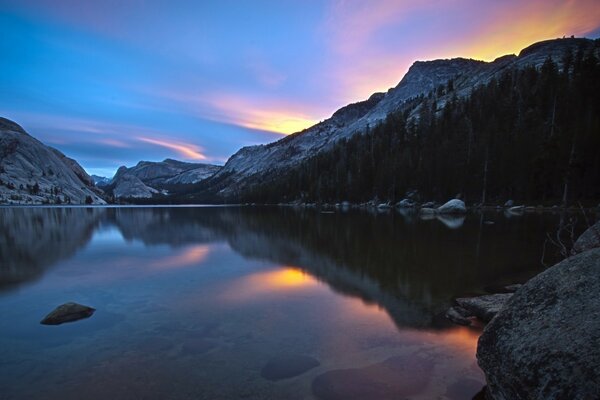 LAGO DE MONTANHA. PAISAGEM DE OUTONO