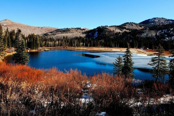 LAGO ENTRE MONTANHAS E FLORESTAS