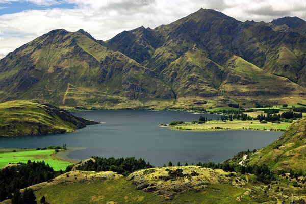 Bellissimo paesaggio di montagne e laghi