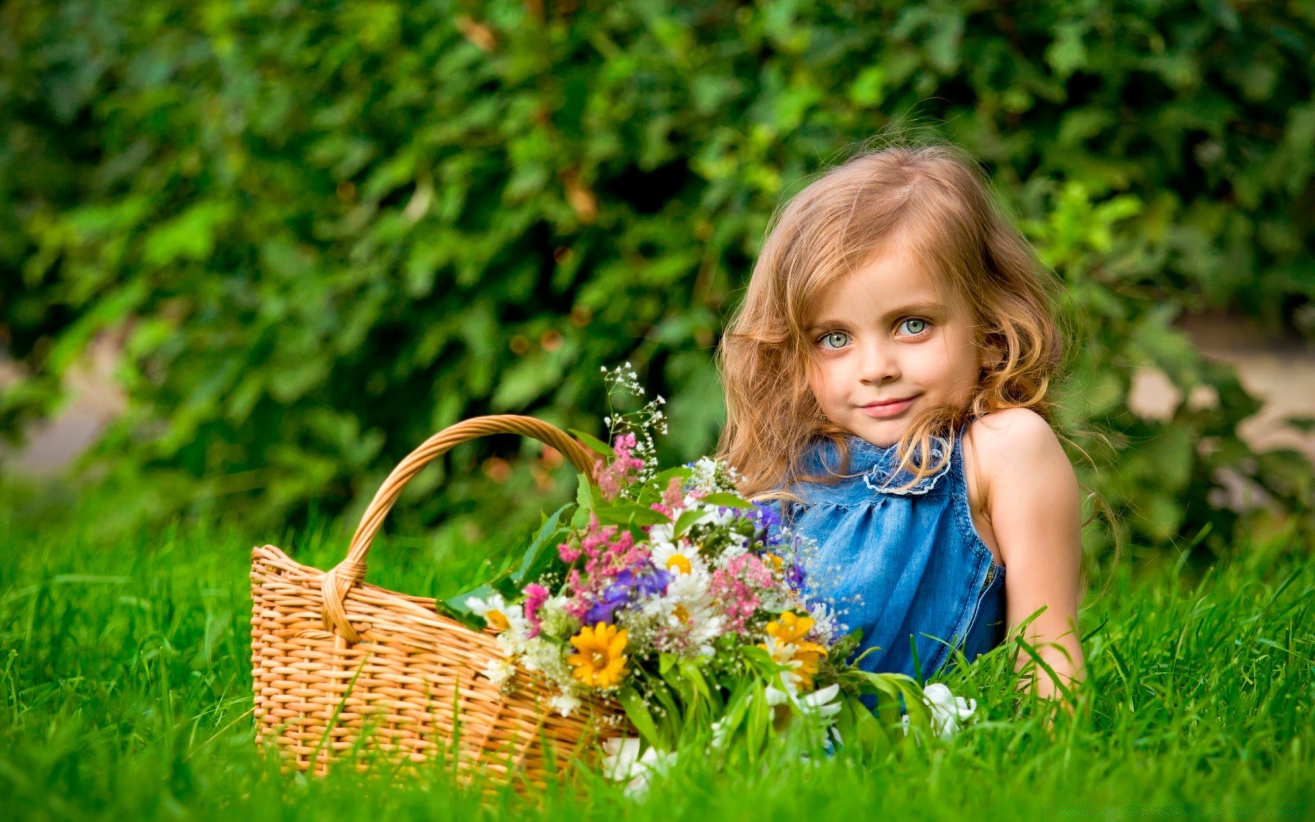 sommer natur korb gras park kind garten im freien wenig blume niedlich heuhaufen rasen urlaub feld freude schön lächeln hinterhof mädchen