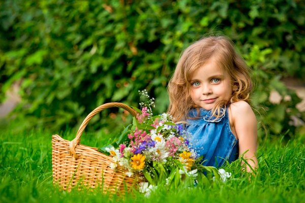 Niña en el parque con una cesta de flores