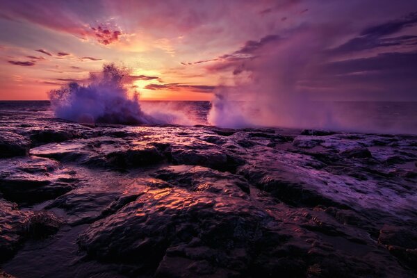 Olas furiosas en el fondo del amanecer