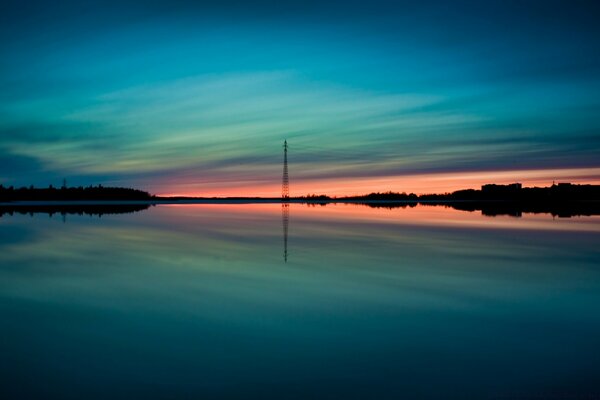 Sommeruntergänge und Sonnenaufgänge am Wasser