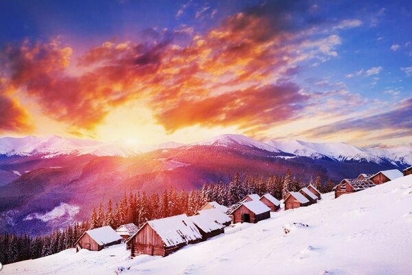 In montagna tramonto, paesaggio pittoresco