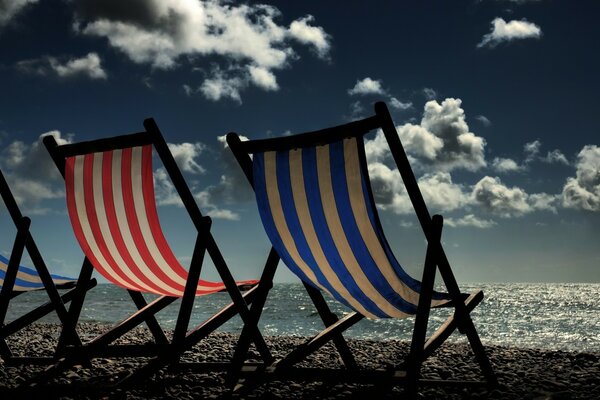 Chaises longues au bord de la mer