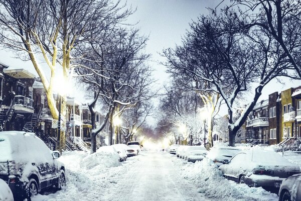 Un camino estrecho cubierto de nieve en la ciudad