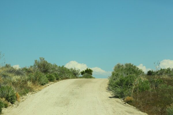 Una strada deserta che va nel cielo