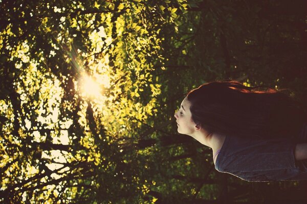 Chica disfruta de la naturaleza en el bosque