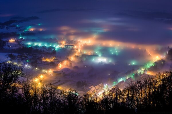 Terreno iluminado por linternas brillantes