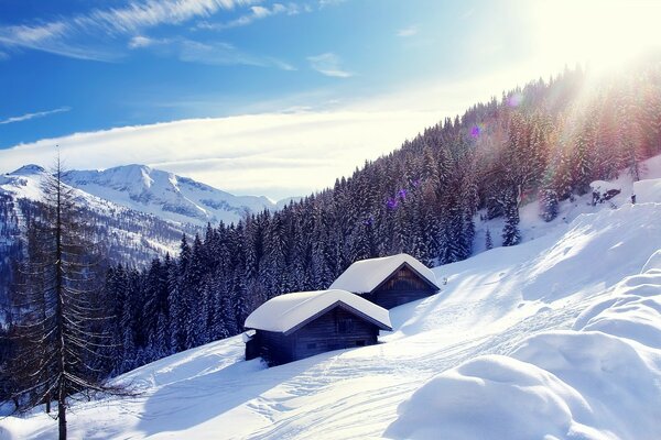 Zwei Häuser in den Bergen unter Schnee