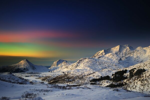 Aurora boreale dietro le montagne