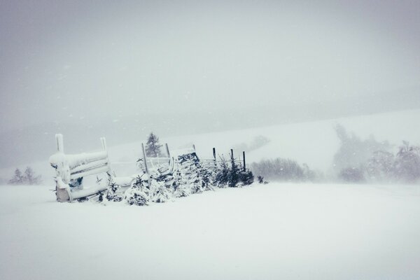 Pont d hiver dans la brume froide